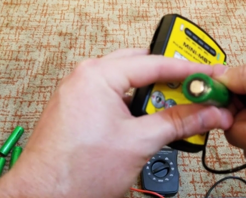 how long do 18650 batteries hold charge